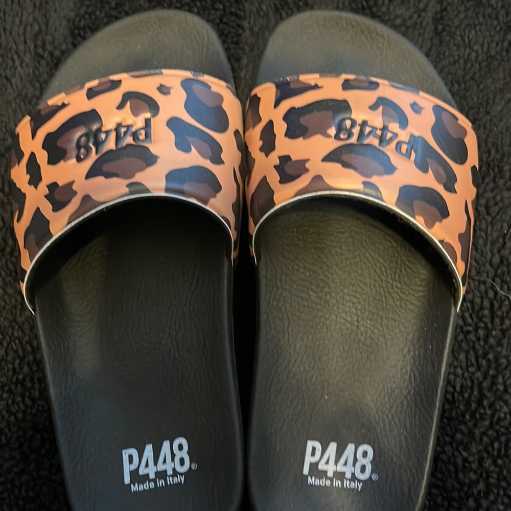 P448 slippers Bnwt